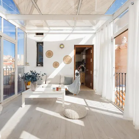 C44 Cute Penthouse Center Apartment