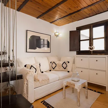 C44 Cute Penthouse Center