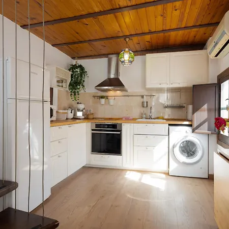 C44 Cute Penthouse Center *